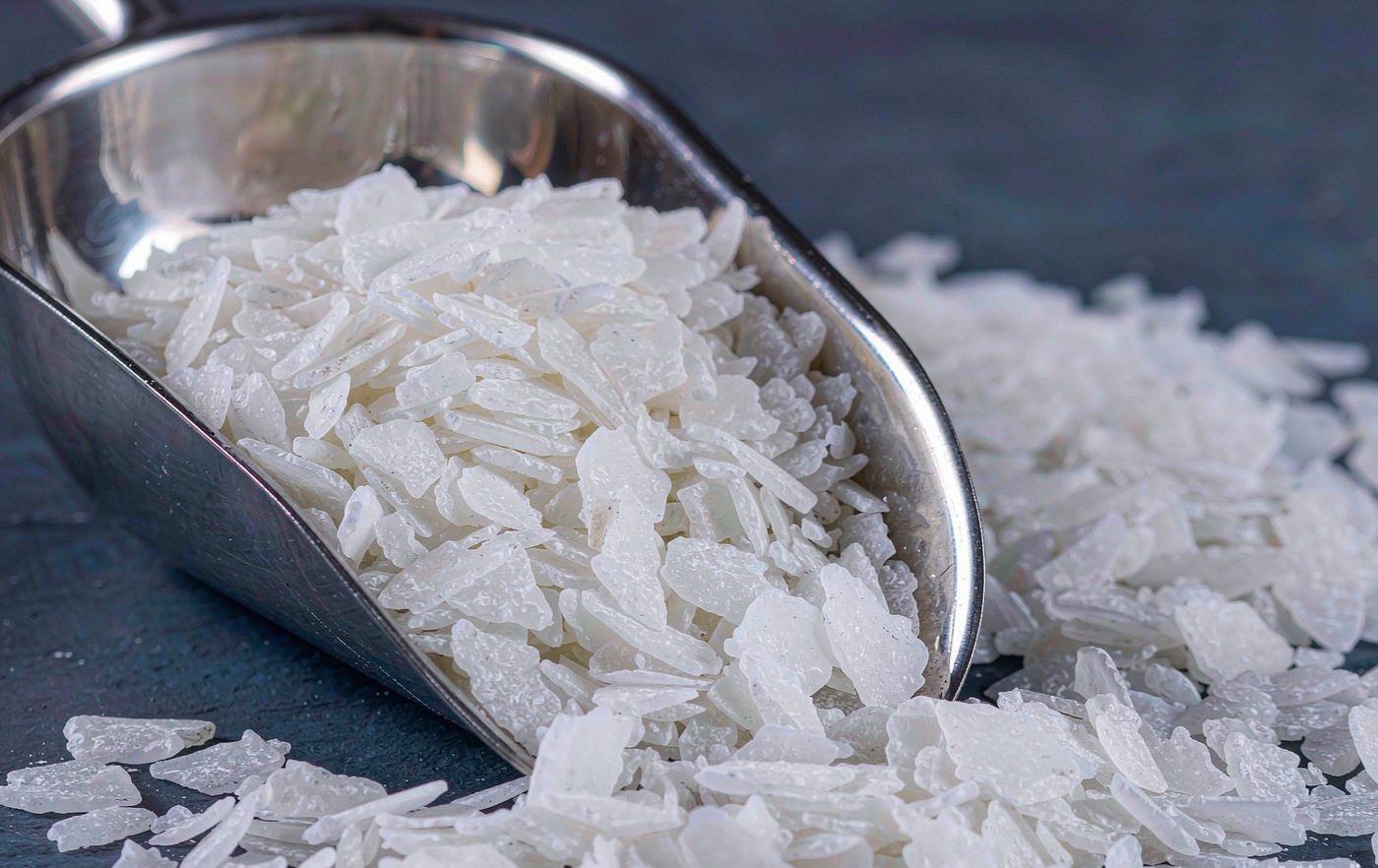 Caustic soda flakes 99% min - white flakes of sodium hydroxide